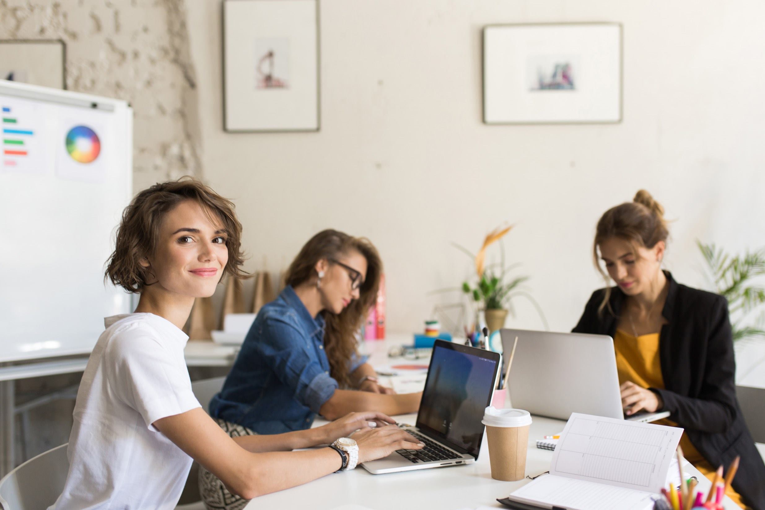 mujeres oficina empresa ordenador